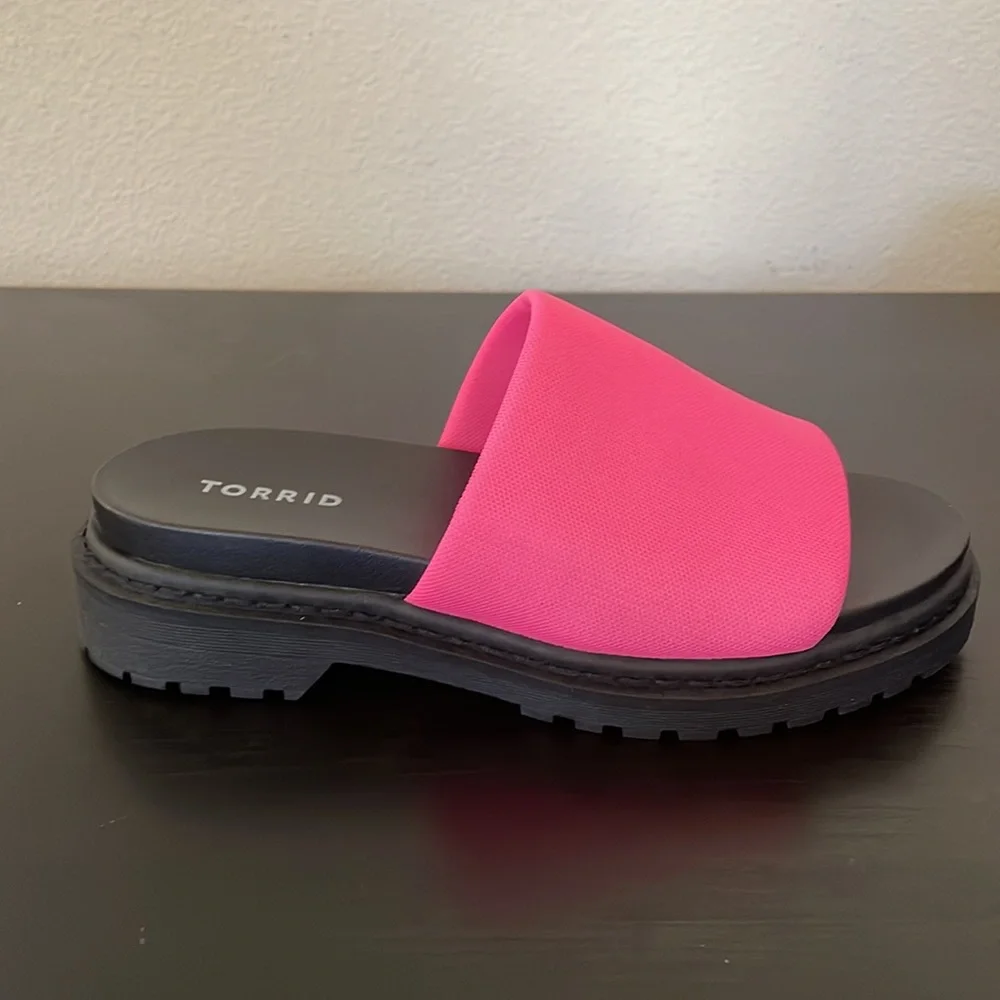 NWT Torrid Neon Pink Chunky Slides. Size 7 (runs very wide) - Picture 2 of 5